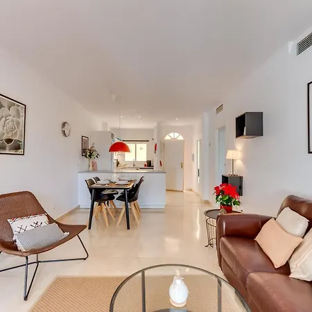 Sunny 2 Bdrm Paradise In Aloha Gardens Apartment *