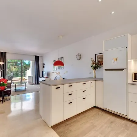 Sunny 2 Bdrm Paradise In Aloha Gardens Apartment *